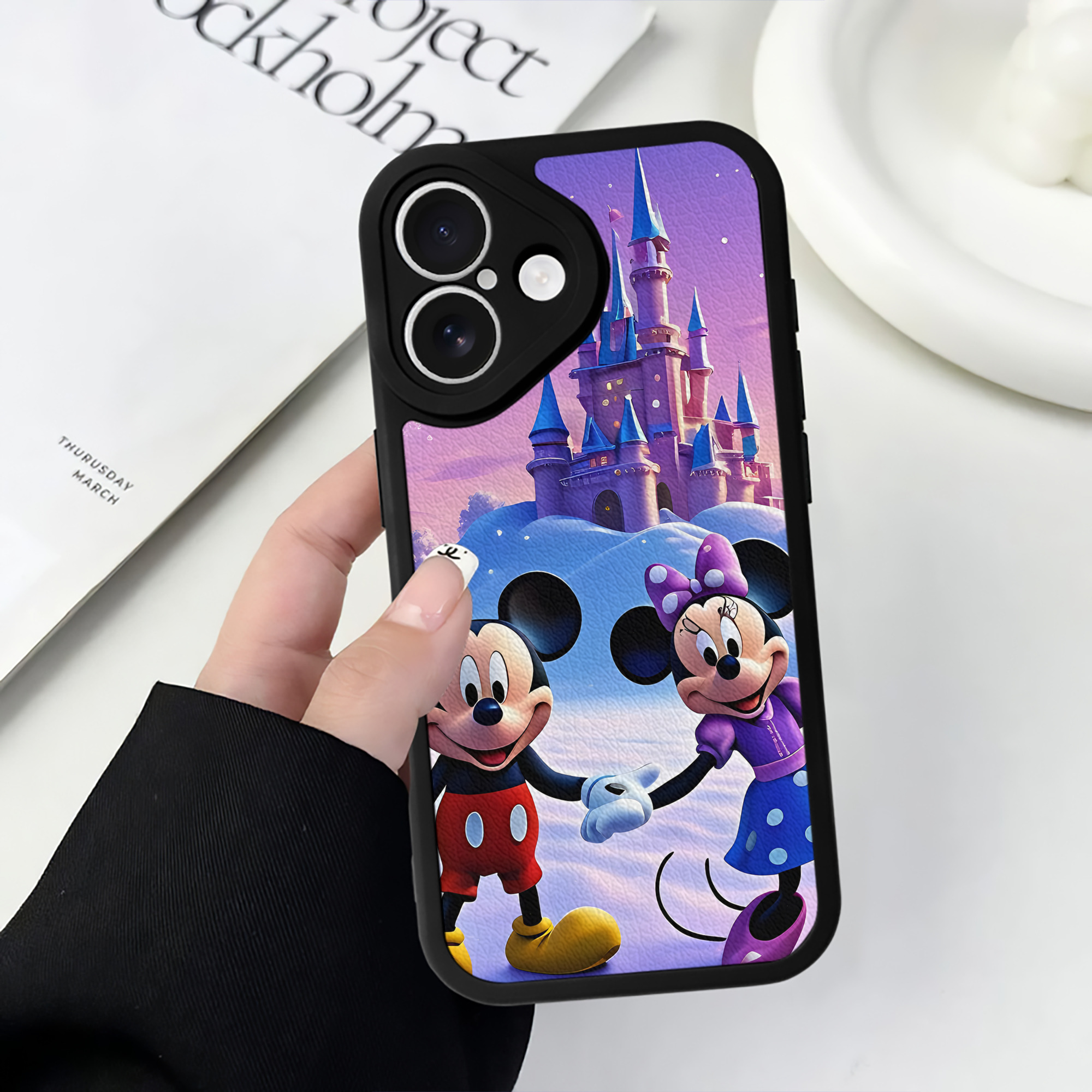 （画像用） ミッキーマウス Mickey Mouse 【iPhone 16シリーズ対応】シリコンスマホケース（レザー調） 材質：シリコン